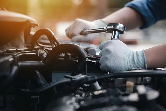Hombre reparando coche