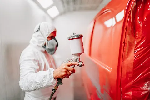 Hombre pintando coche